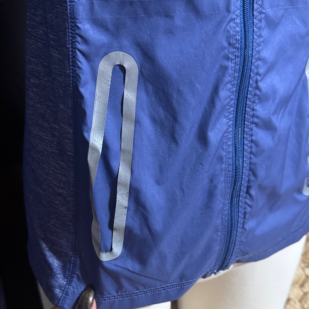 Lululemon Run: Featherweight Hybrid Jacket
Royalty size 4 - Picture 8 of 16
